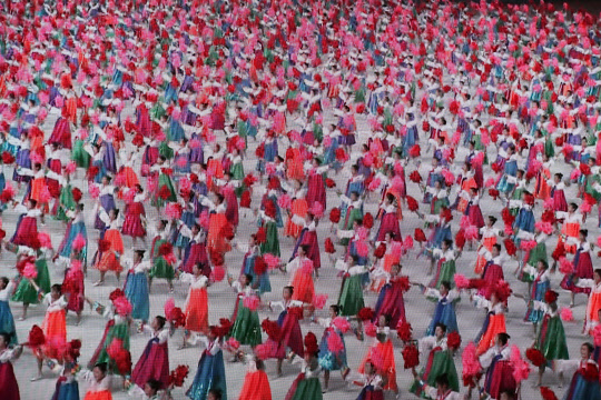 19일 밤 문재인 대통령이 방문한 능라도 5·1경기장에서 대집단체조 예술공연이 열리고 있다. 동대문디자인플라자(DDP) 남북정상회담 메인프레스센터 실시간 중계 모니터 캡처.   연합뉴스